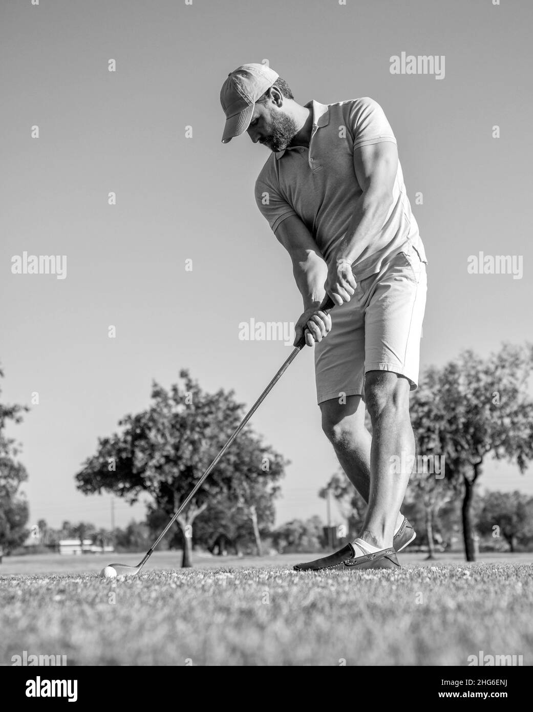 golfeur concentré en casquette avec club de golf, golf Banque D'Images