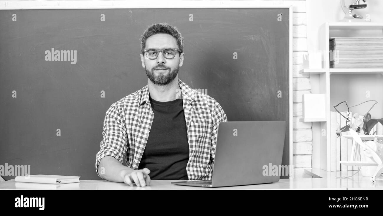 nerd étudiant étudier en ligne. professeur privé en classe avec tableau noir au pc. Banque D'Images