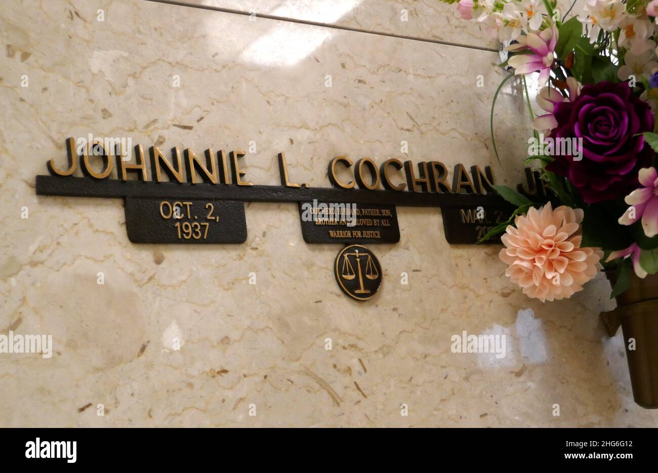 Inglewood, Californie, États-Unis 15th janvier 2022 tombe du procureur Johnnie L. Cochran Jr. Dans la chapelle d'honneur du Mausolée de Manchester Garden au cimetière d'Inglewood Park le 15 janvier 2022 à Inglewood, Los Angeles, Californie, États-Unis.Les clients de Johnnie Cochran comprenaient Michael Jackson, Sean Puff Daddy Combs, OJ Simpson, Tupac Shakur, Todd Bridges, Jim Brown,Snoop Dogg, Riddick Bowe et Stanley Tookie Williams.Photo par Barry King/Alay stock photo Banque D'Images