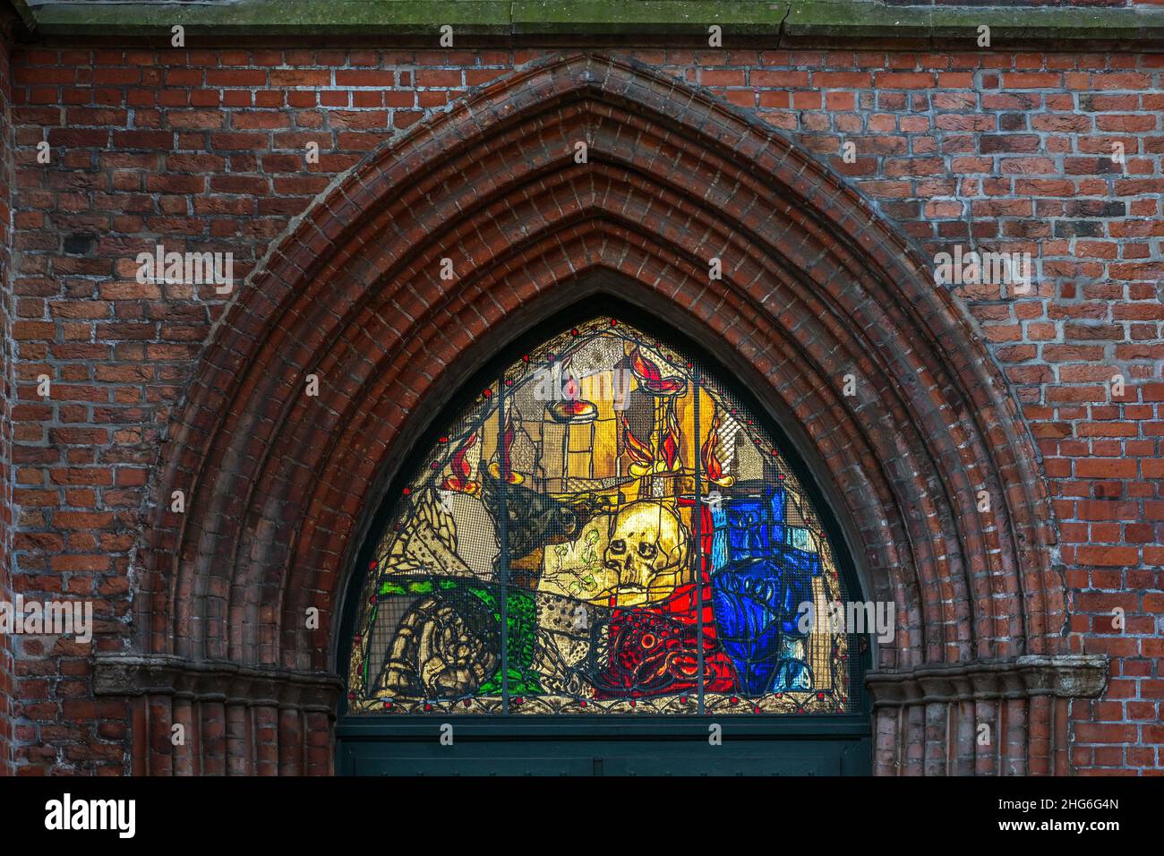 Lubeck, Allemagne, le 15 janvier 2022 : fenêtre de Markus Lupertz au Portail de la Chapelle danse de la mort dans la Marienkirche (St.L'église de Marie), moderne Banque D'Images