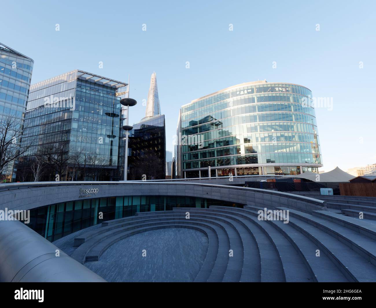 Londres, Grand Londres, Angleterre, 5 janvier 2022 : le Scoop dans la région de la rive sud avec l'architecture moderne derrière, y compris le gratte-ciel de Shard. Banque D'Images