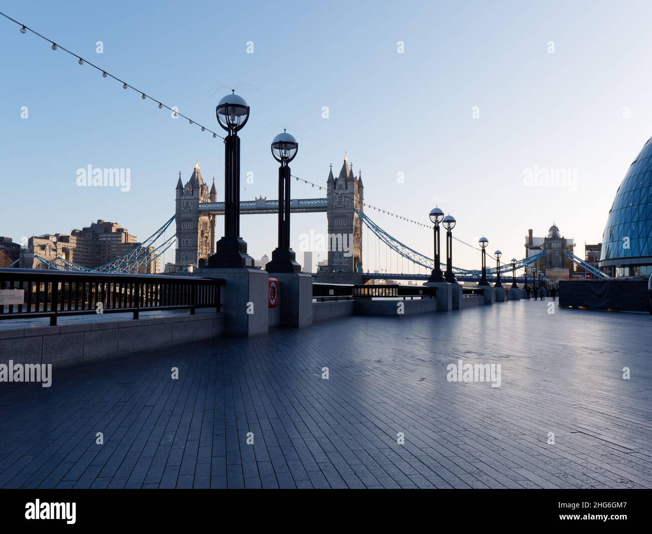 Londres, Grand Londres, Angleterre, janvier 5th 2022 : Tower Bridge vu de la rive sud le matin de l'hiver, avec des feux de rue au premier plan. Banque D'Images