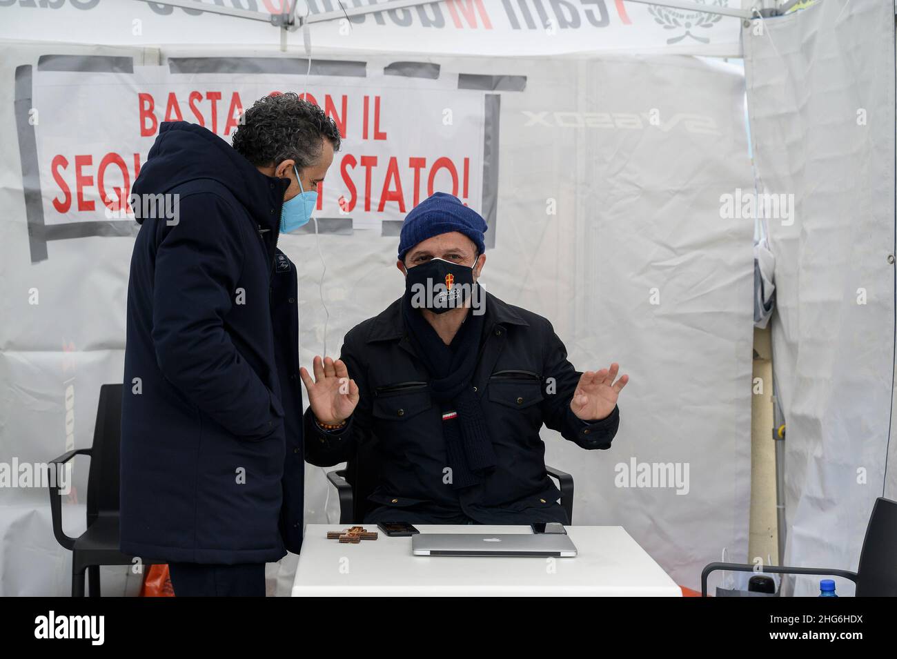 Messina, Italie.18th janvier 2022.Cateno de Luca vu lors de la manifestation du maire.le maire de Messine (Sicile, Italie), Cateno de Luca, a organisé une manifestation du pacifique dans le port de San Francesco (rada) contre la carte sanitaire obligatoire (Super Green Pass) nécessaire pour traverser le détroit de Messine.Crédit : SOPA Images Limited/Alamy Live News Banque D'Images