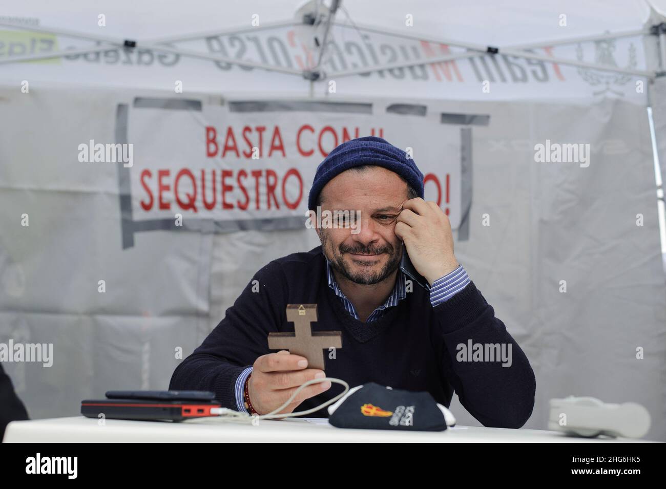 Messina, Italie.18th janvier 2022.Le maire de Luca a observé une croix et souriant pendant la manifestation du maire.le maire de Messine (Sicile, Italie), Cateno de Luca, a organisé une manifestation dans le pacifique à San Francesco Harbour (rada) contre la carte sanitaire obligatoire (Super Green Pass) requise pour traverser le détroit de Messine.Crédit : SOPA Images Limited/Alamy Live News Banque D'Images