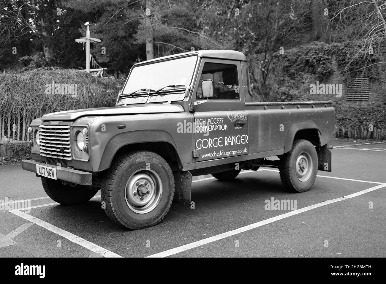 Janvier 2022 - un cheval de travail Land Rover de 20 ans à Cheddar, Somerset, Angleterre, Royaume-Uni. Banque D'Images