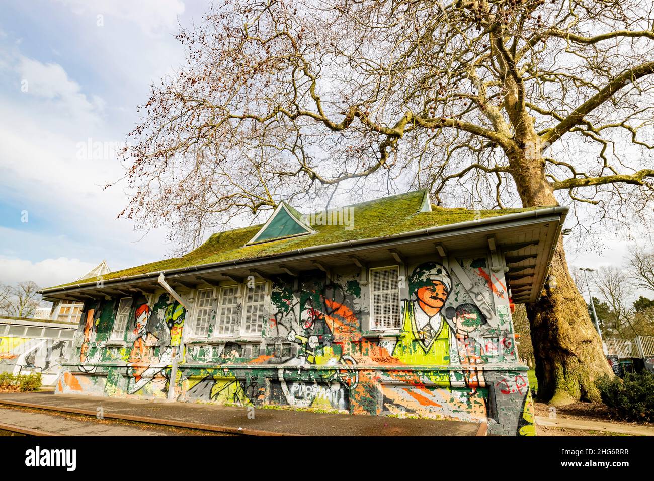 Royaume-Uni, APR 11 2016 - vue sur le soleil d'une maison de graffiti à Houndwell Park Banque D'Images