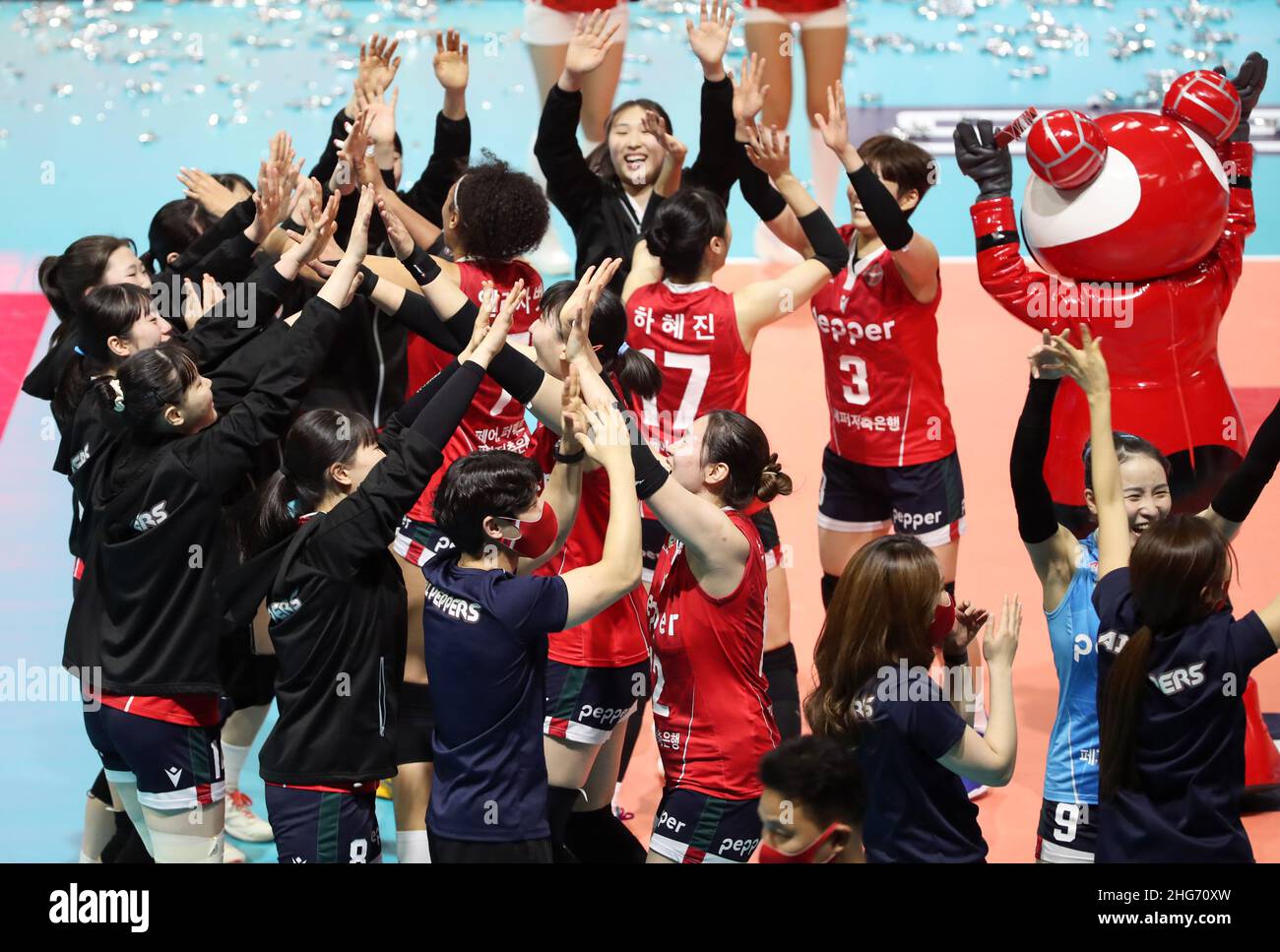 19th janvier 2022.Volleyball: Pepper Savings Bank ai Peppers vs IBK Altos joueurs de la Pepper Savings Bank ai Peppers célèbrent après que leur premier terrain de 3-0 a remporté l'IBK Altos dans le match de volleyball féminin de la V-League au Yeomju Gymnasium de Gwangju, à 330 kilomètres au sud de Séoul, le 18 janvier 2022.Crédit : Yonhap/Newcom/Alay Live News Banque D'Images