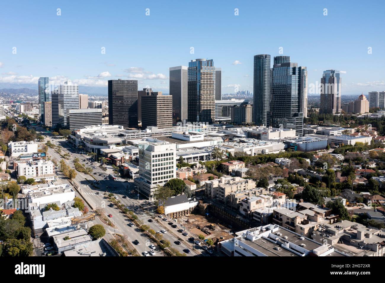 Vue aérienne de Century City par temps clair avec le centre-ville de L.A. visible au loin Banque D'Images