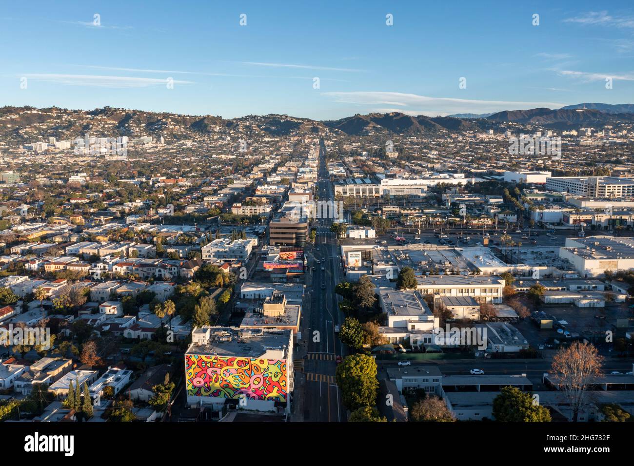 Vue aérienne vers le nord le long de Fairfax Boulevard vers Hollywood depuis Mid-Wilshire, Los Angeles, Californie Banque D'Images