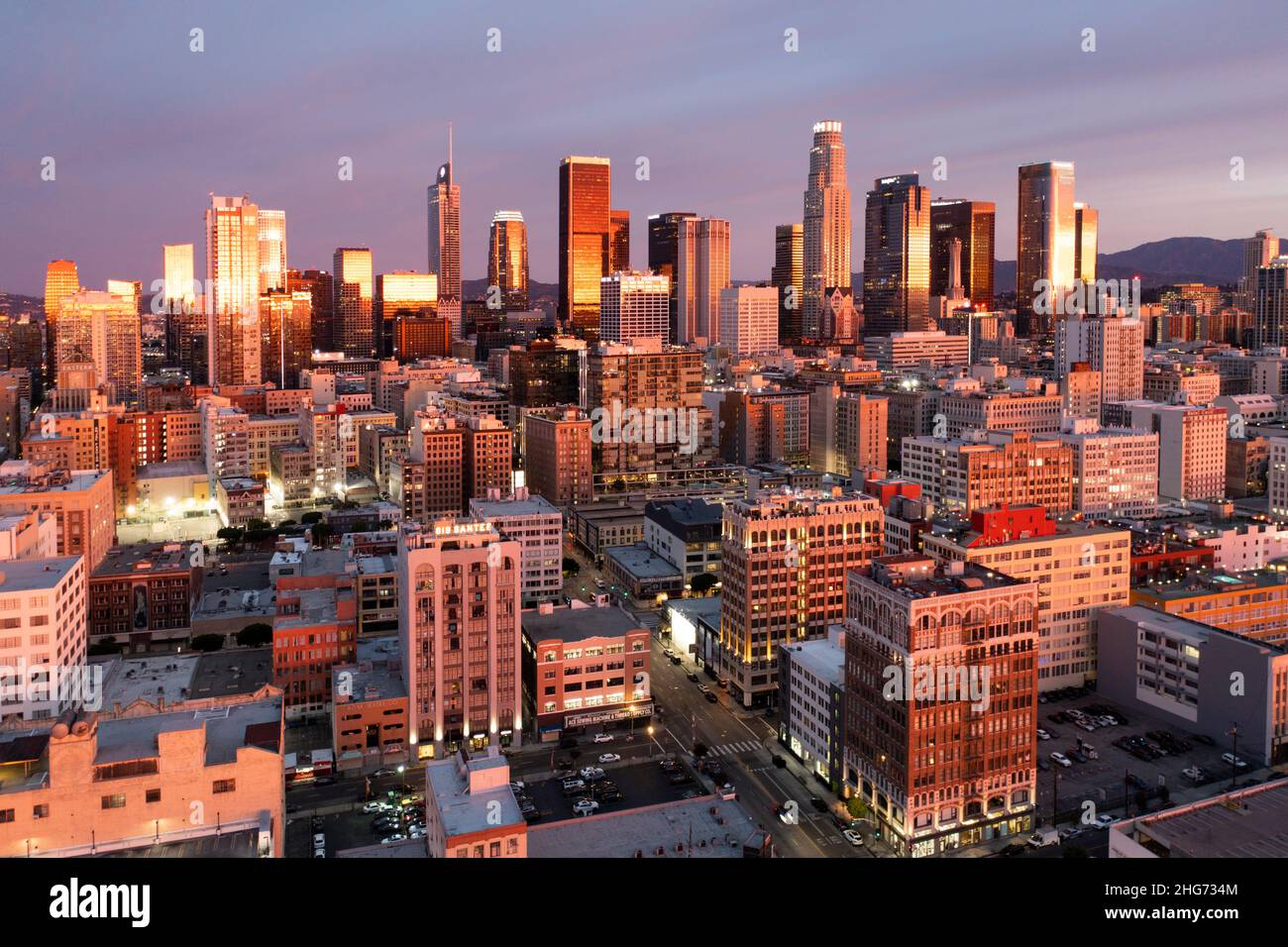 Vue aérienne d'un incroyable lever de soleil rose et or se reflète dans les tours du centre-ville de Los Angeles Banque D'Images