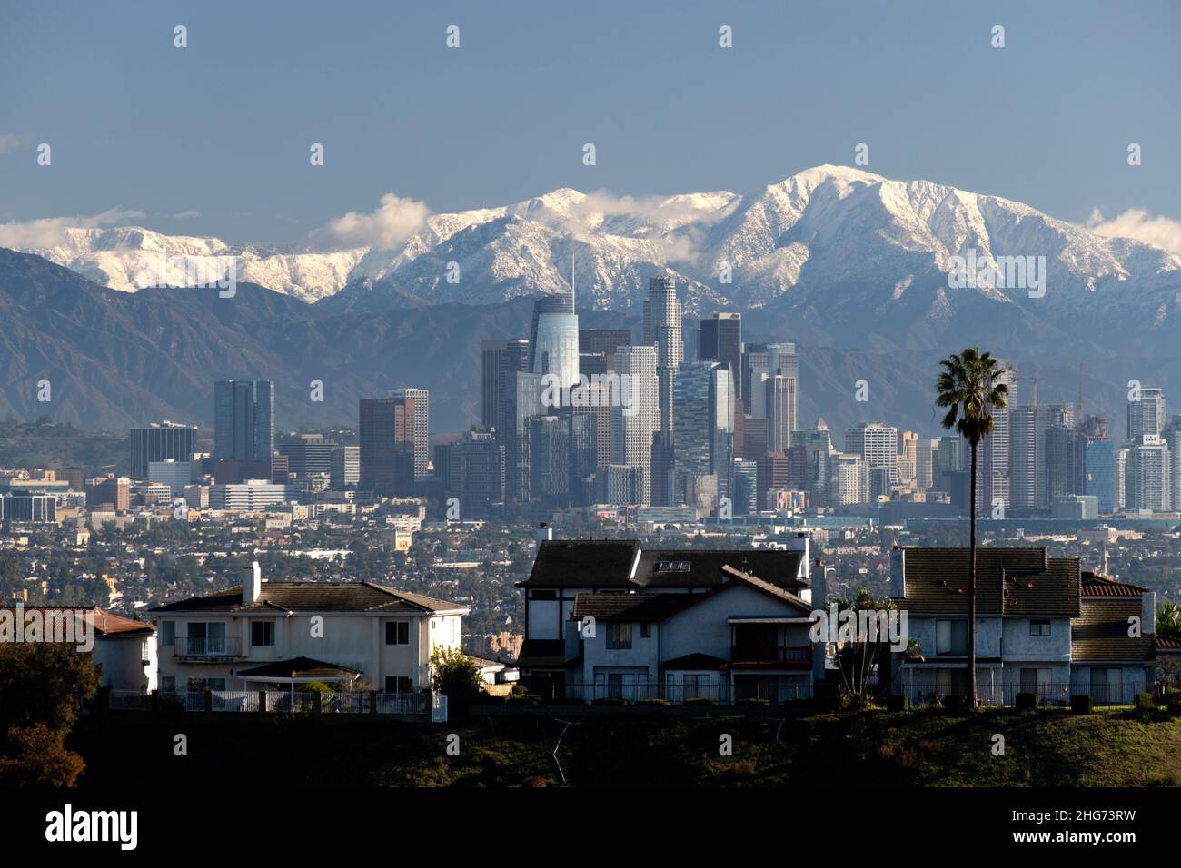 Sommets enneigés des montagnes San Gabriel derrière les gratte-ciel du centre-ville de Los Angeles par temps clair Banque D'Images