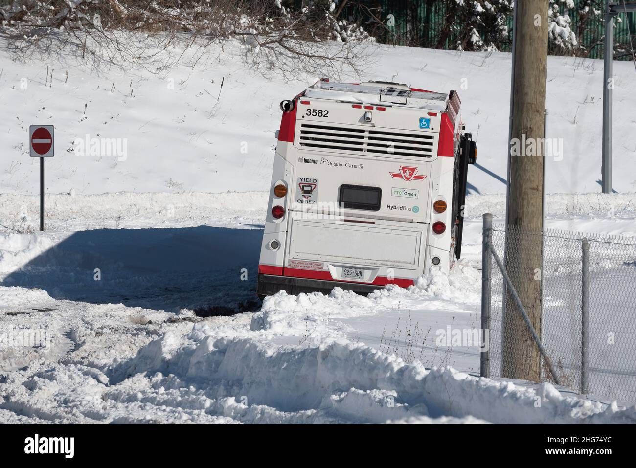 18 janvier 2022.Toronto, Canada - Toronto Transit Commission autobus est vu abandonné pendant plus d'une journée sur route en raison de la tempête de neige paralysante qui a déversé un niveau record de neige à Toronto le lundi 17 janvier 2022.Dominic Chan/EXimages Banque D'Images