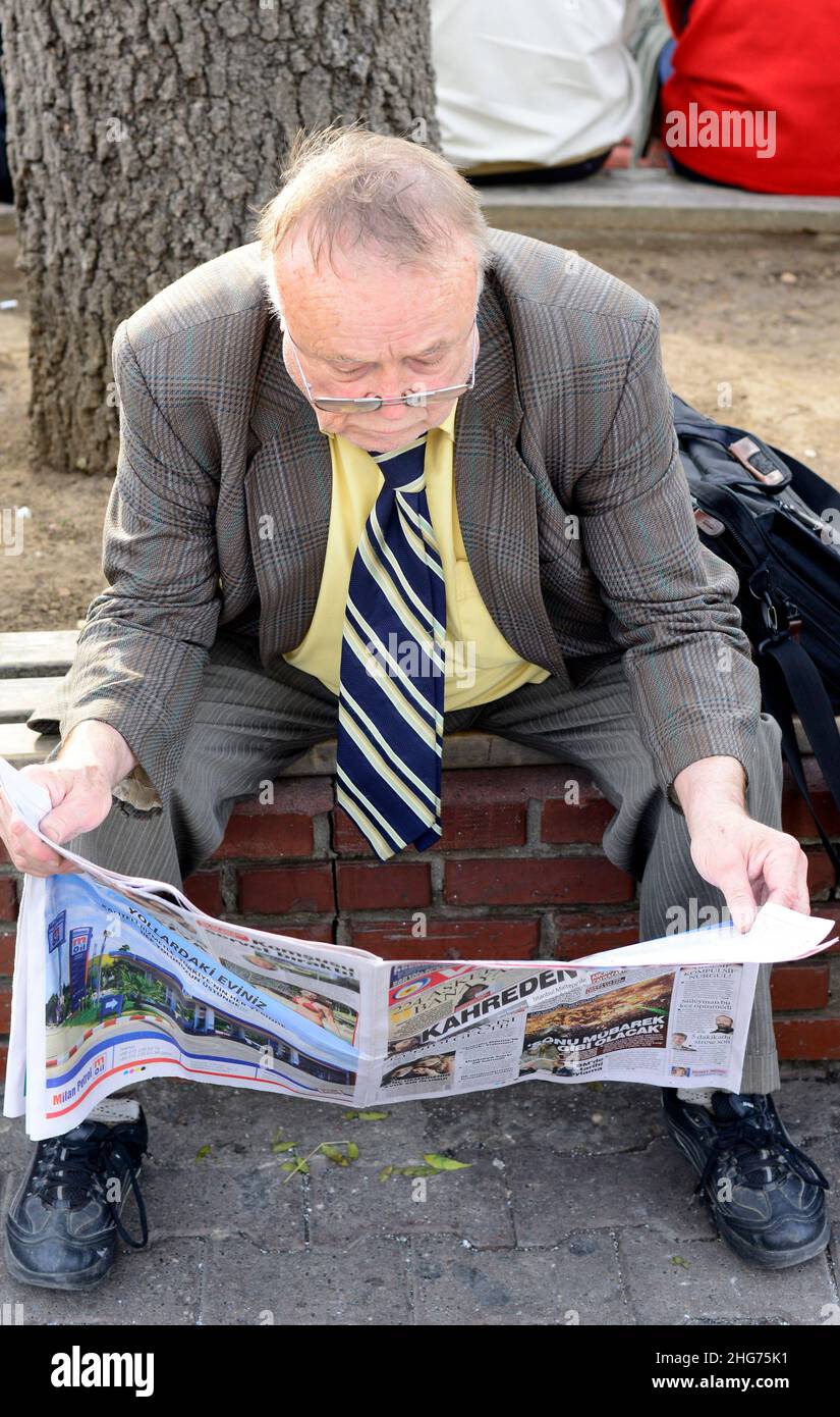 Lecture du journal local.Uskudar, Istanbul, Turquie. Banque D'Images