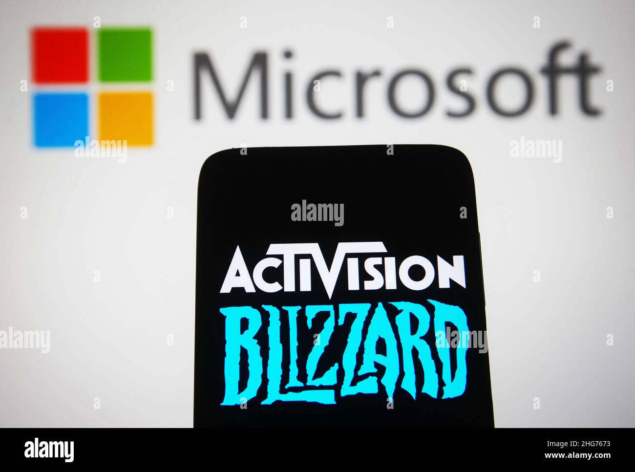 Ukraine.18th janvier 2022.Dans cette illustration, le logo Activision Blizzard apparaît sur l'écran d'un smartphone avec le logo Microsoft Corporation en arrière-plan.Crédit : SOPA Images Limited/Alamy Live News Banque D'Images