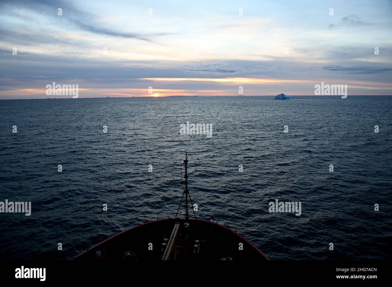 Le navire de la Garde côtière Healy (WAWB 20) opère au-dessus du cercle arctique lorsque le soleil se lève sur la baie de Disko au large de la côte du Groenland, le 1 octobre 2021.L’équipage de Healy collabore avec la communauté scientifique internationale et des institutions des États-Unis, du Canada, de Norvège et du Danemark pour effectuer des recherches océanographiques dans l’Arctique.Photo de la Garde côtière américaine par Matt Masaschi, chef du Petty Officer. Banque D'Images