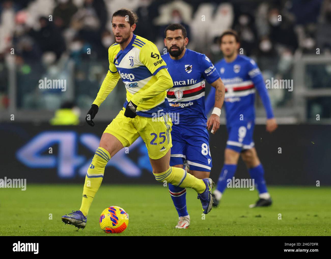 Turin, Italie, le 18th janvier 2022.Adrien Rabiot de Juventus est poursuivi par Tomas Rincon de UC Sampdoria lors du match de Coppa Italia au stade Allianz, à Turin.Le crédit photo devrait se lire: Jonathan Moscrop / Sportimage Banque D'Images