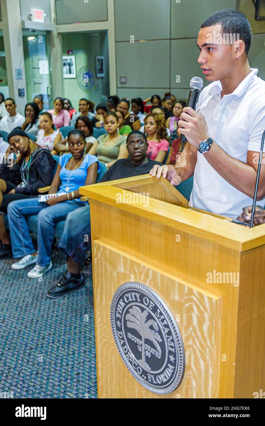 Miami Florida,City Hall,Commission Chambers,Mock City Commission Meeting,les étudiants jouent un rôle budget audition,hispanique adolescent parle podium Banque D'Images