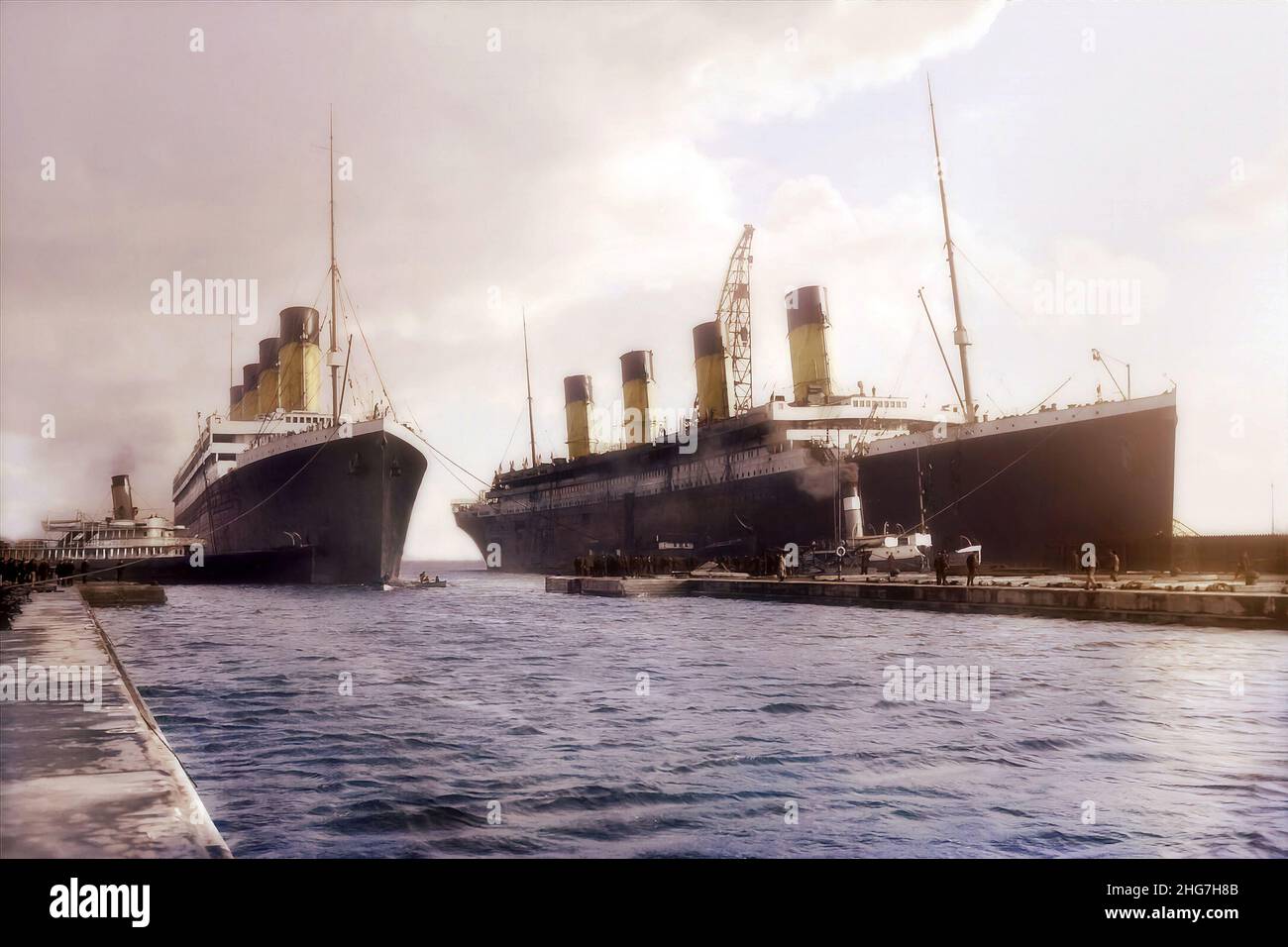 Le RMS Olympic quitte la cale sèche et revient en service après réparation. Le navire a été photographié pour la dernière fois avec son navire jumeau Titanic. Banque D'Images