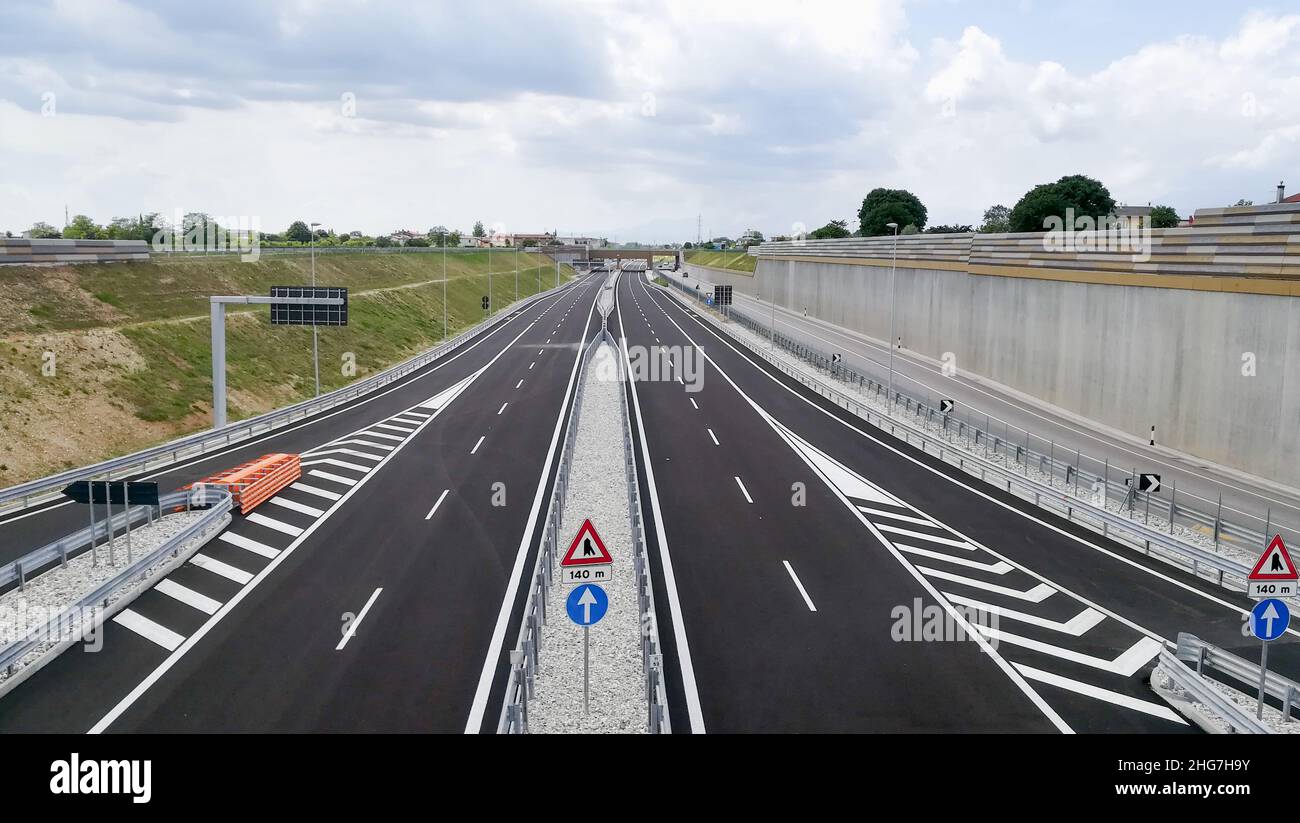 Tout nouveau vue sur l'autoroute vide.Pas de circulation.Contexte du transport Banque D'Images