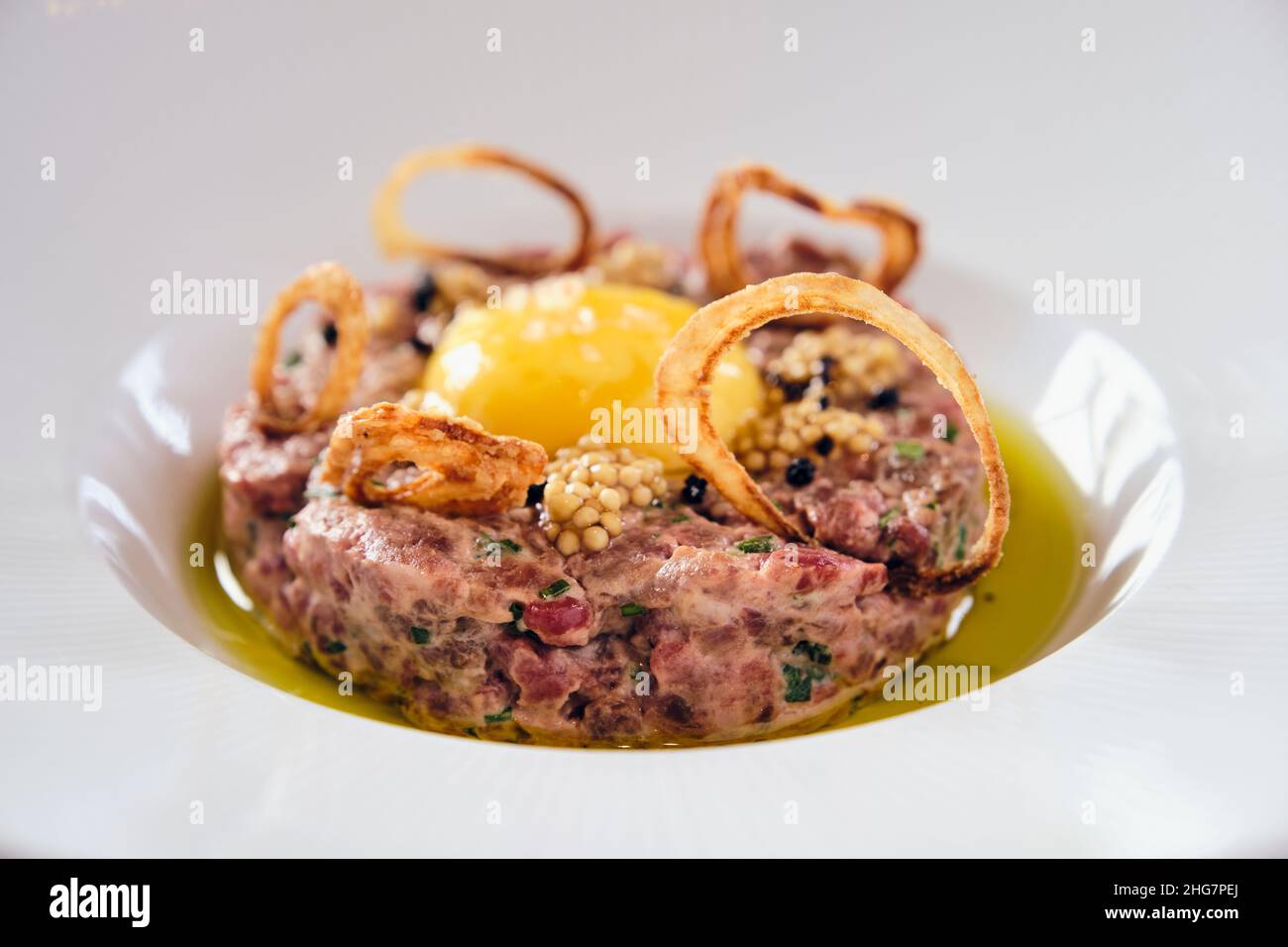 Steak tartare à l'huile d'olive, œuf et sel de mer. Banque D'Images
