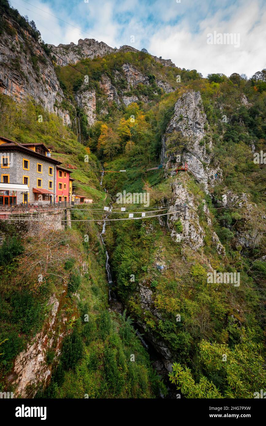 Cascade d'Aguasaliu dans le parc national de Picos de Europa, Espagne Banque D'Images