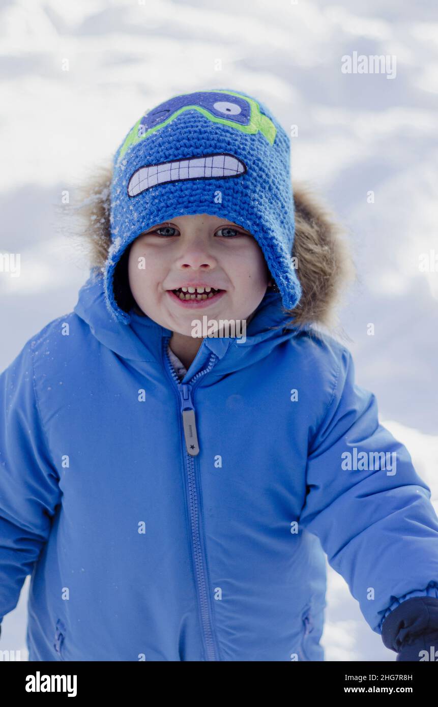 portrait d'un garçon en hiver gros plan Banque D'Images