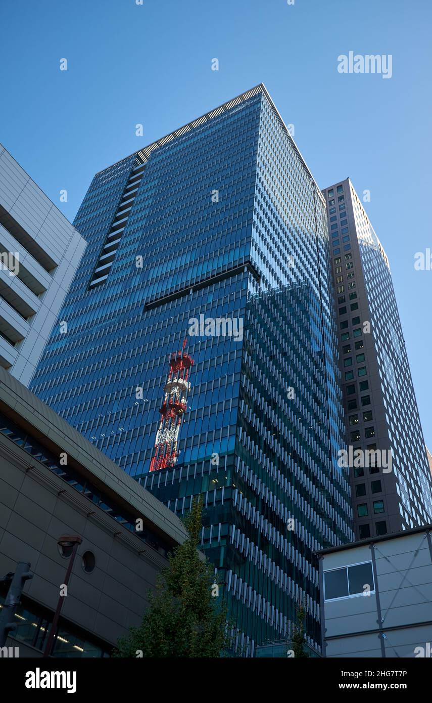 Vue sur le gratte-ciel au centre de Tokyo.La géométrie urbaine moderne de la métropole.Tokyo.Japon Banque D'Images