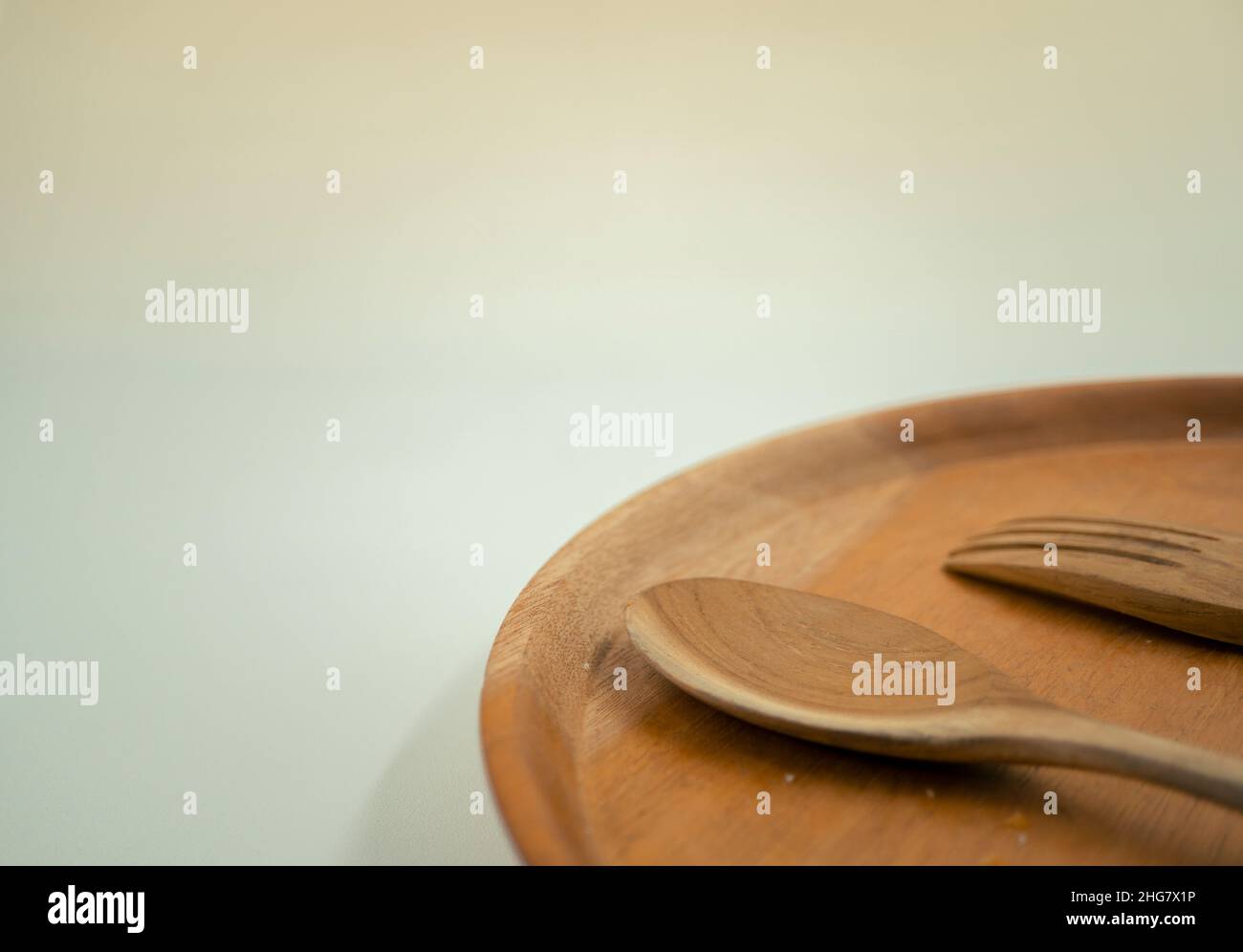 photo rapprochée de l'emballage en biscuit sur la plaque en bois, la fourchette et la cuillère, avec fond blanc.Ces photos sont parfaites pour la brochure alimentaire. Banque D'Images