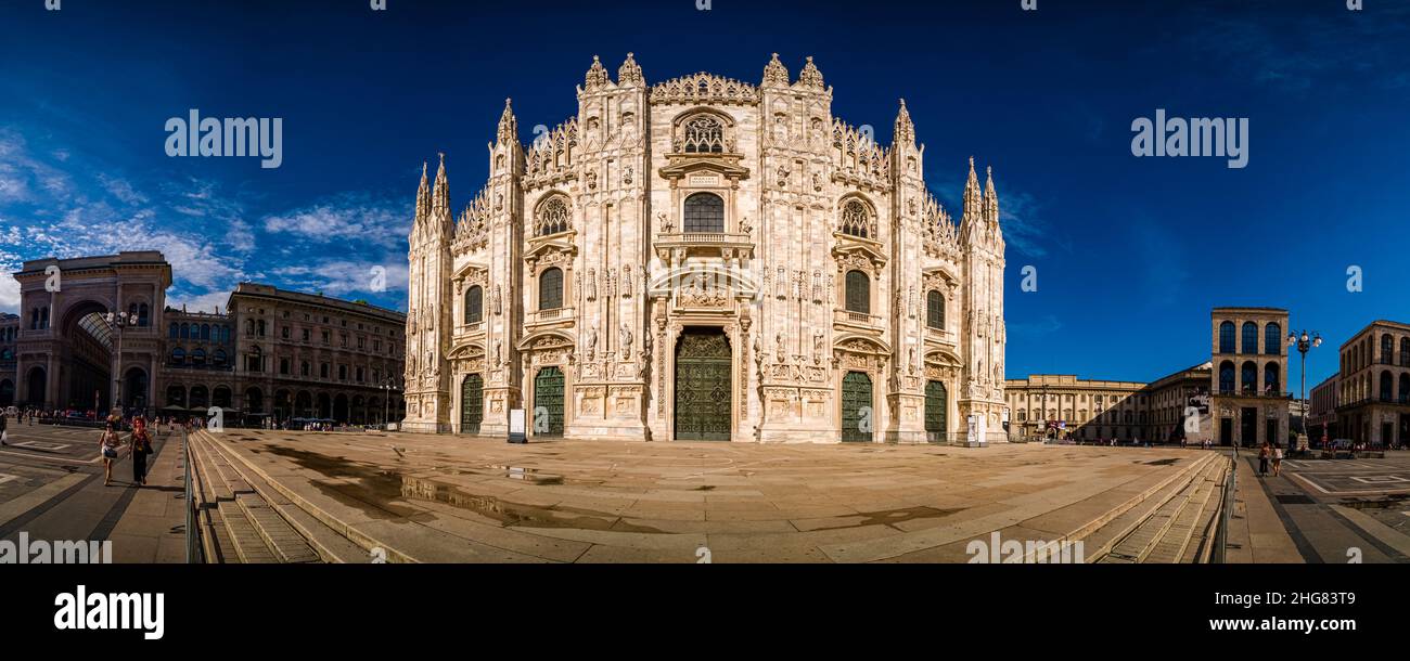 Vue panoramique aérienne de la tour Campanone au nord, un orage monte. Banque D'Images