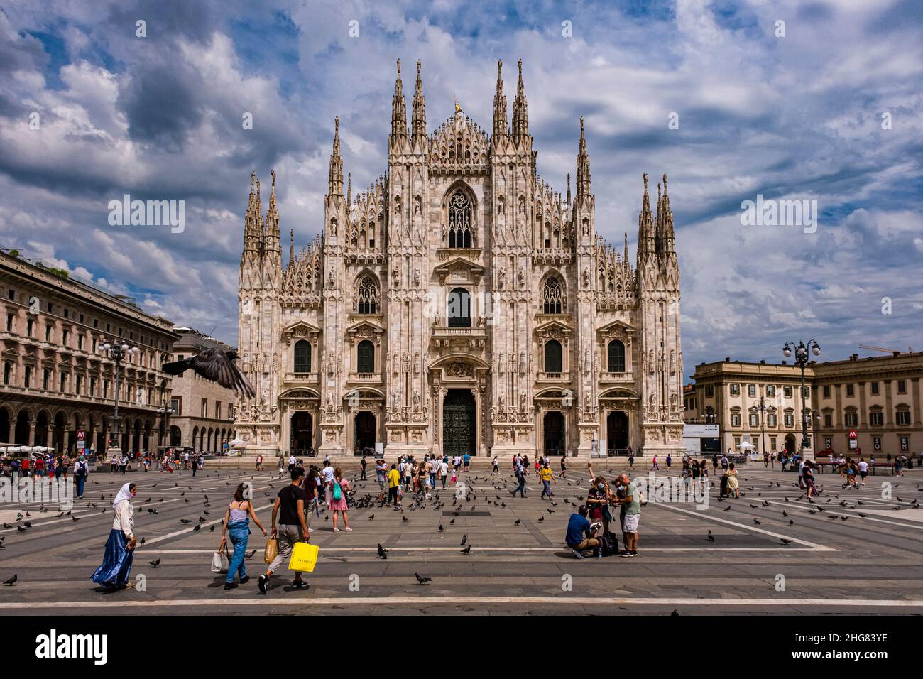 Vue sur la façade de la cathédrale de Milan, Duomo di Milano, vue de la place de la cathédrale, Piazza del Duomo. Banque D'Images