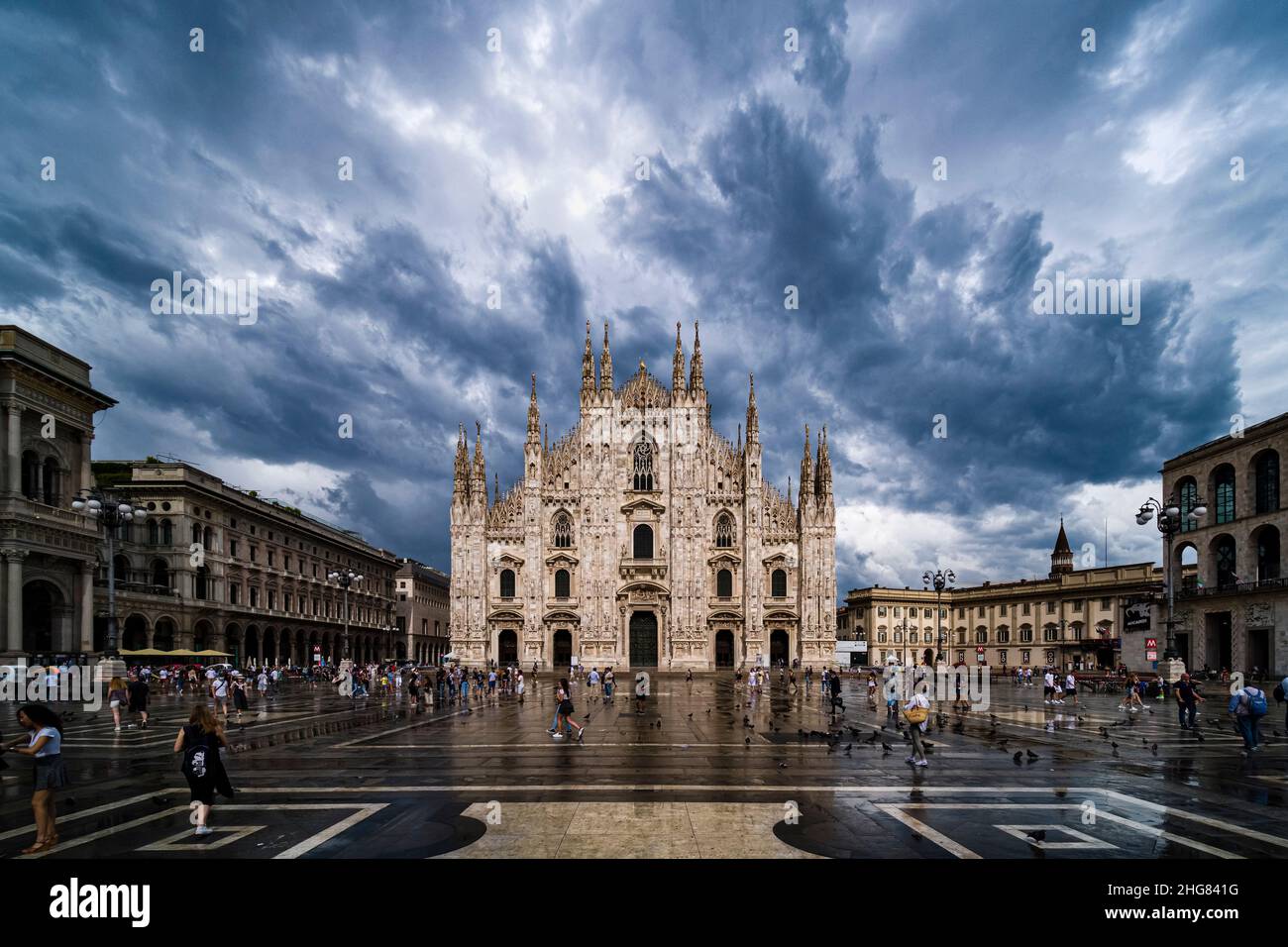 Vue sur la façade de la cathédrale de Milan, Duomo di Milano, vue de la place de la cathédrale, Piazza del Duomo. Banque D'Images