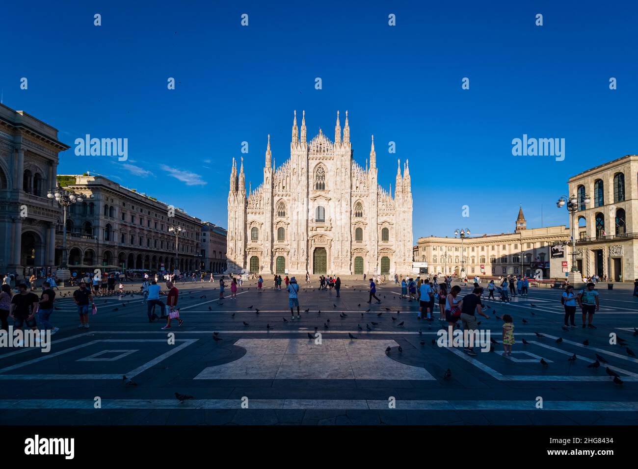 Vue sur la façade de la cathédrale de Milan, Duomo di Milano, vue de la place de la cathédrale, Piazza del Duomo. Banque D'Images
