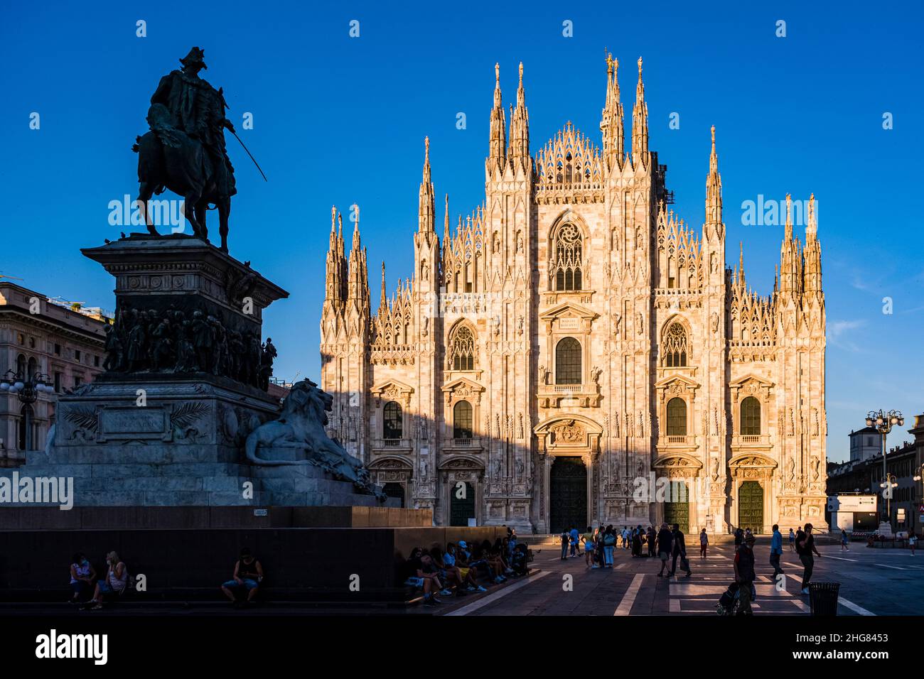 La statue équestre de Vittorio Emanuele II face à la façade de la cathédrale de Milan, Duomo di Milano, vue de la place de la cathédrale, Piazza del Duomo. Banque D'Images