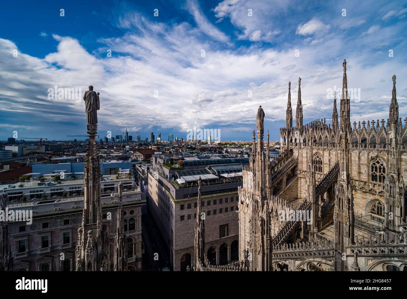 Vue depuis le toit de la cathédrale de Milan, le Duomo di Milano jusqu'à la banlieue de Porta Nuova avec son architecture moderne. Banque D'Images