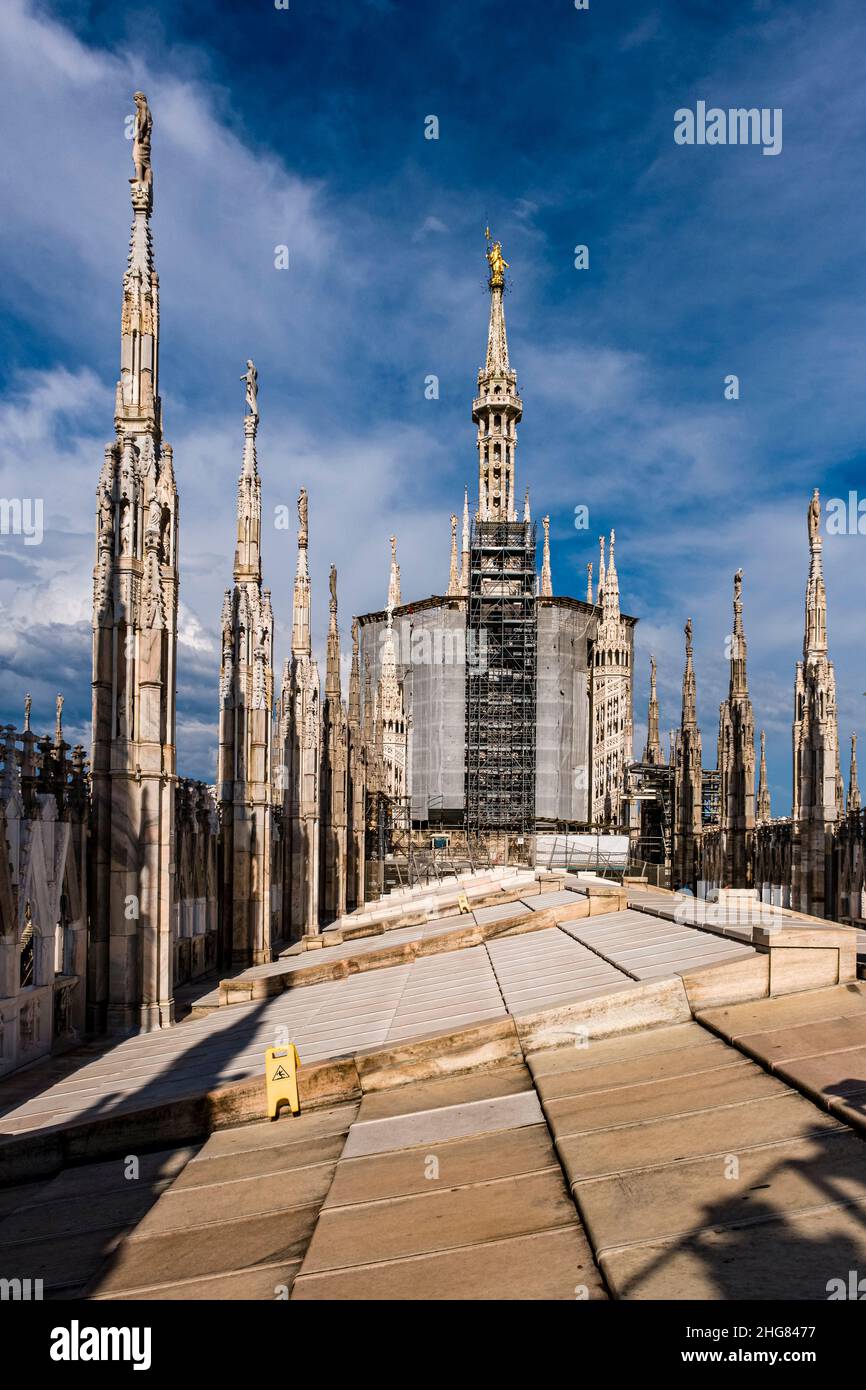 Vue sur le toit de la cathédrale de Milan, Duomo di Milano, à l'échafaudage de la tour principale du bâtiment, sur lequel les travaux de restauration sont en cours. Banque D'Images