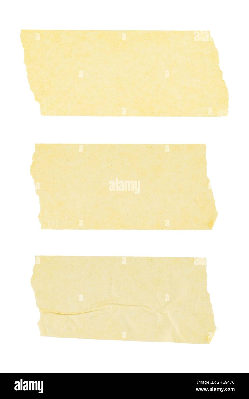 ruban adhésif froissé isolé sur fond blanc, ruban adhésif collant de différentes tailles, jeu de morceaux déchirés de plâtre adhésif en papier Banque D'Images