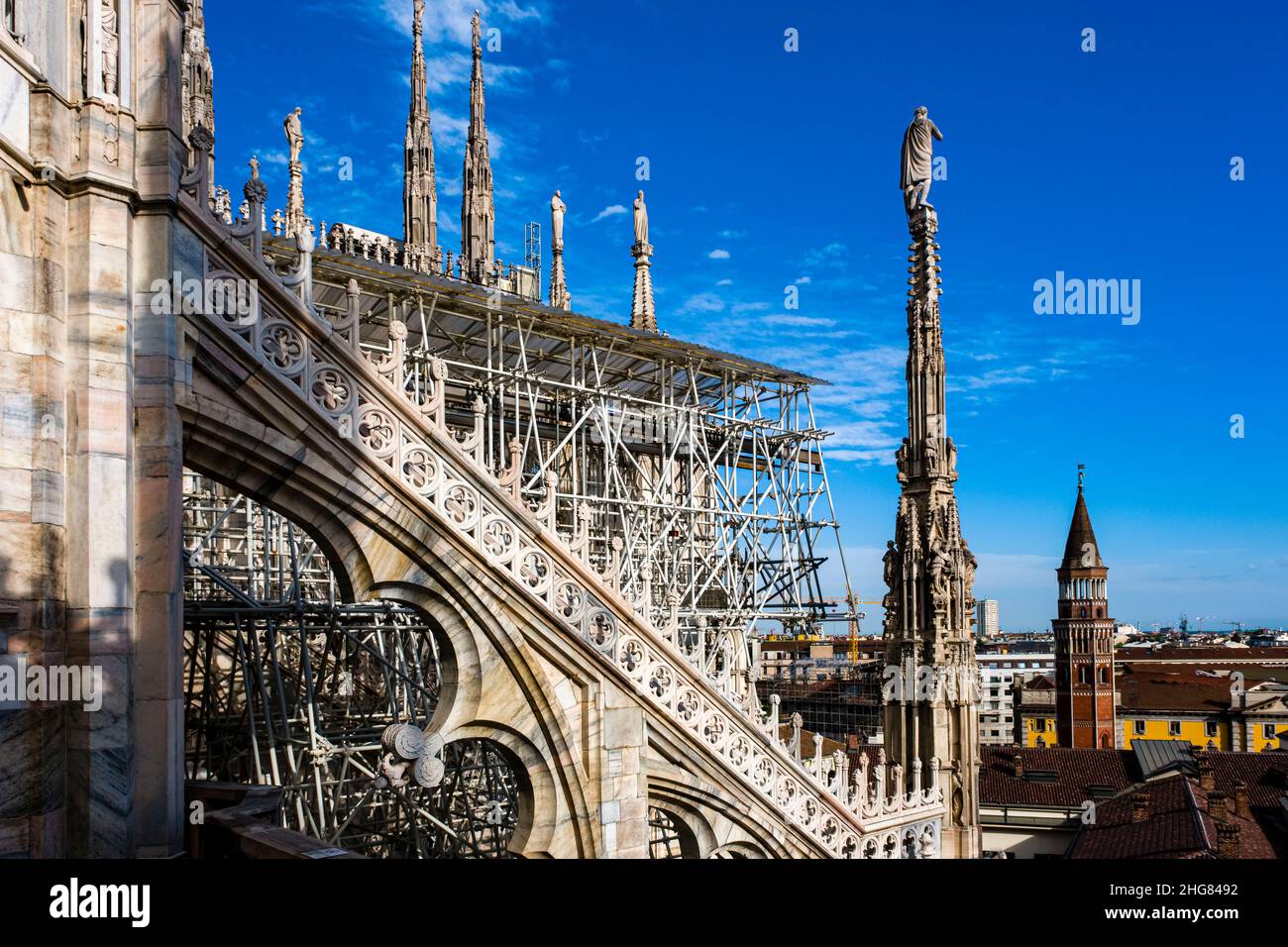 Une partie de la cathédrale de Milan, Duomo di Milano, est échafaudée, des travaux de restauration sont en cours. Banque D'Images