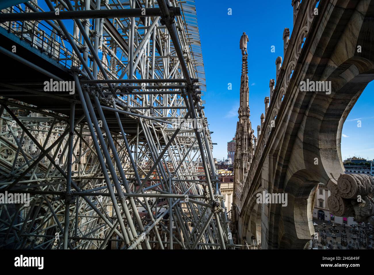 Une partie de la cathédrale de Milan, Duomo di Milano, est échafaudée, des travaux de restauration sont en cours. Banque D'Images
