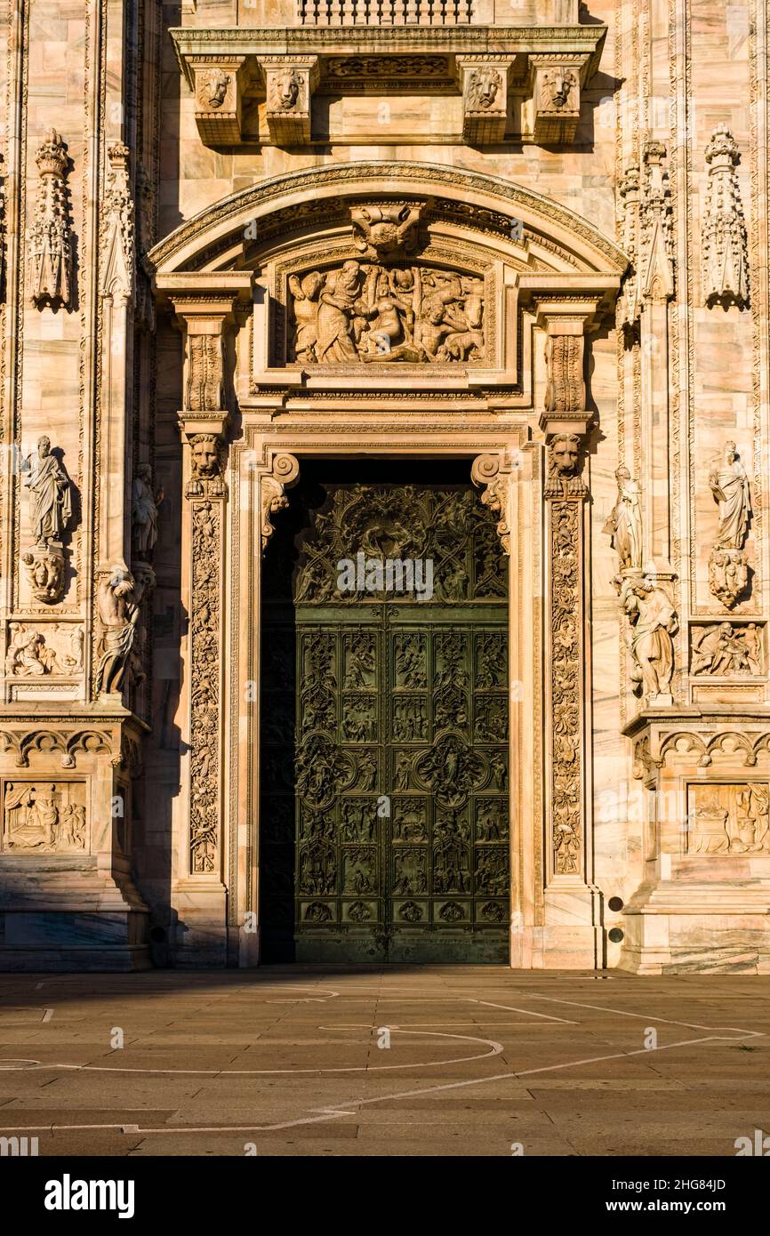 La porte d'entrée principale de la cathédrale de Milan, Duomo di Milano, est décorée de sculptures artistiques en pierre. Banque D'Images