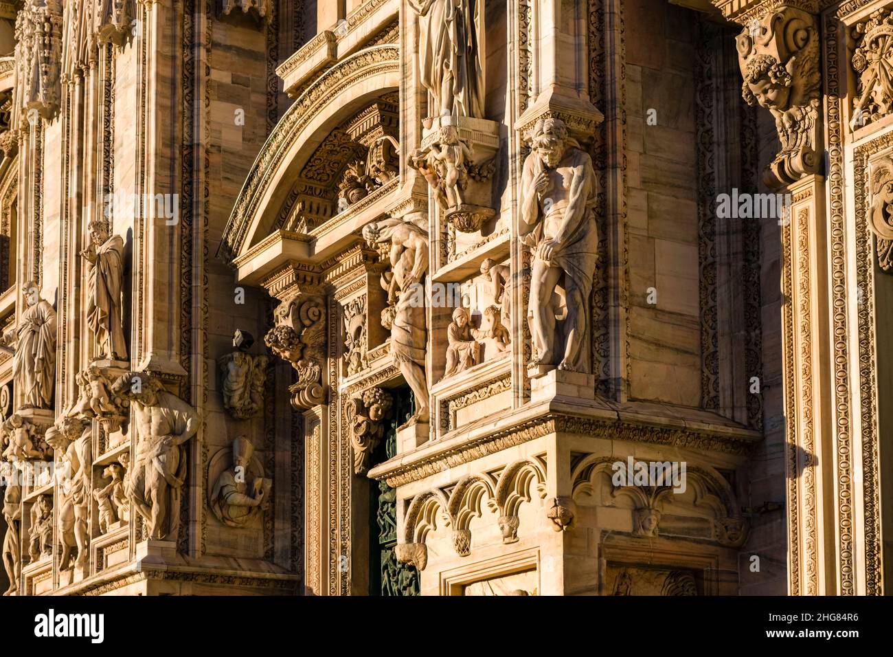 Détail de la façade de la cathédrale de Milan décorée de sculptures artistiques en pierre. Banque D'Images