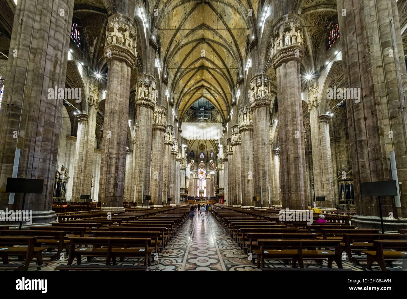 Vue intérieure sur la cathédrale de Milan, le Duomo di Milano, avec de magnifiques colonnes en marbre et de hautes arches. Banque D'Images