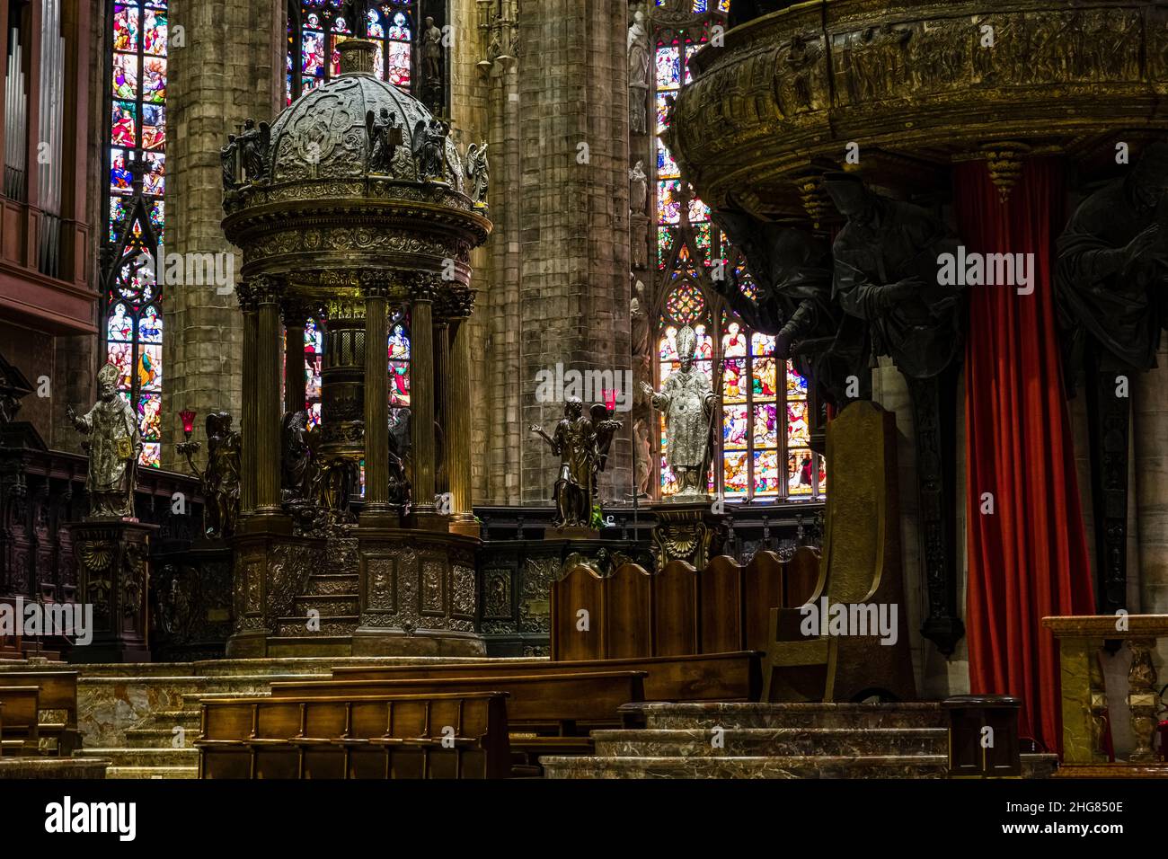 Intérieur de la cathédrale de Milan, Duomo di Milano, avec de magnifiques pulfosses, statues et vitraux colorés au plomb. Banque D'Images