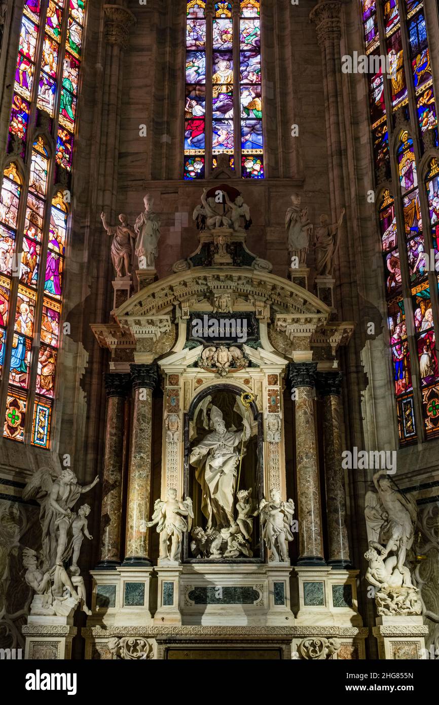 Autel latéral de la cathédrale de Milan, Duomo di Milano, avec de magnifiques statues et vitraux. Banque D'Images