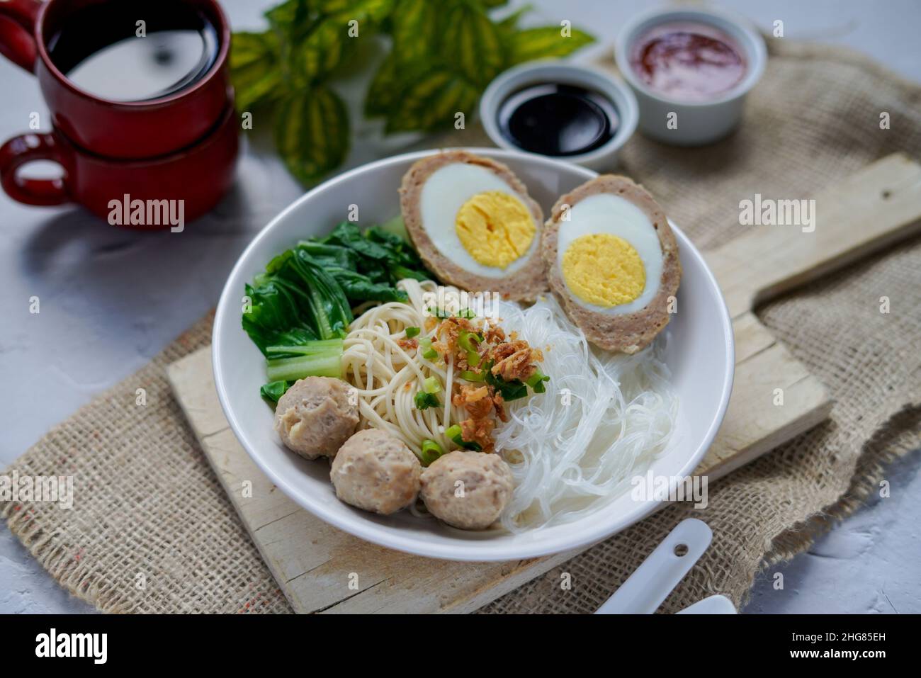 Bakso télur est une cuisine de rue indonésienne contenant des boulettes de viande avec des œufs durs et servi avec des nouilles Banque D'Images