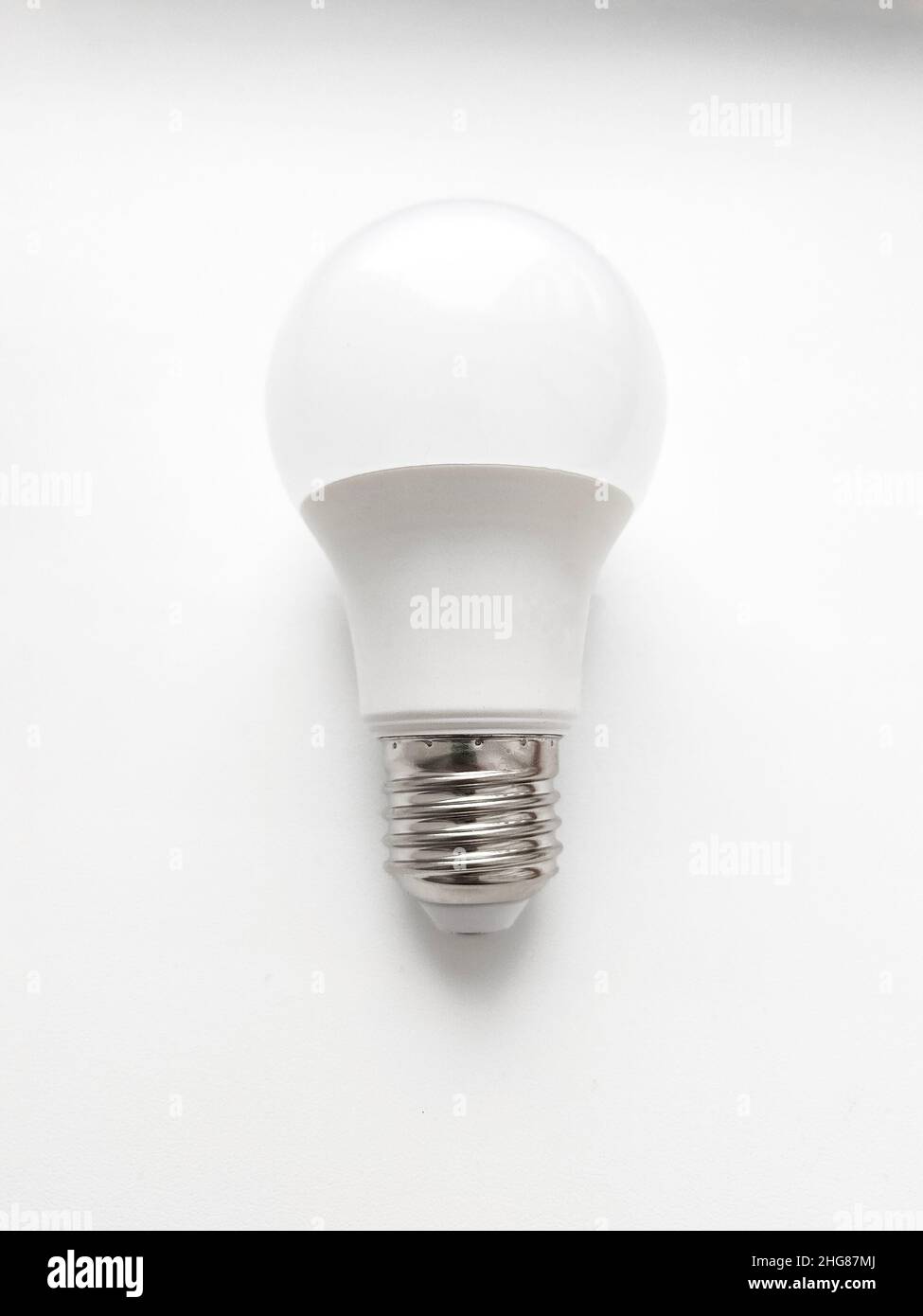 Ampoule À LED blanche isolée sur fond blanc.Lampe électrique à économie d'énergie Banque D'Images