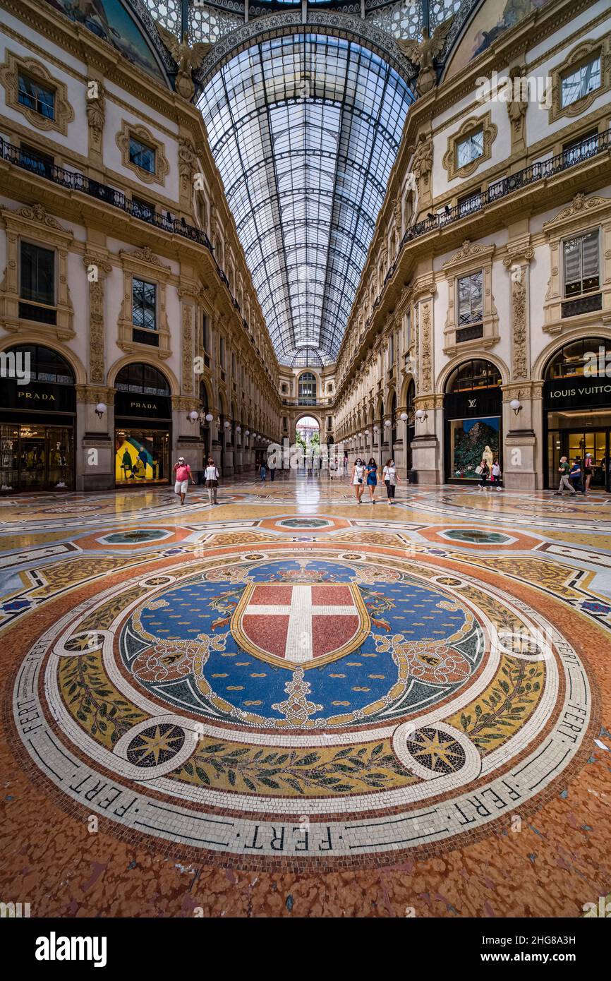Vue intérieure de la galerie marchande la plus ancienne d'Italie, la galerie marchande active Galleria Vittorio Emanuele II. Banque D'Images
