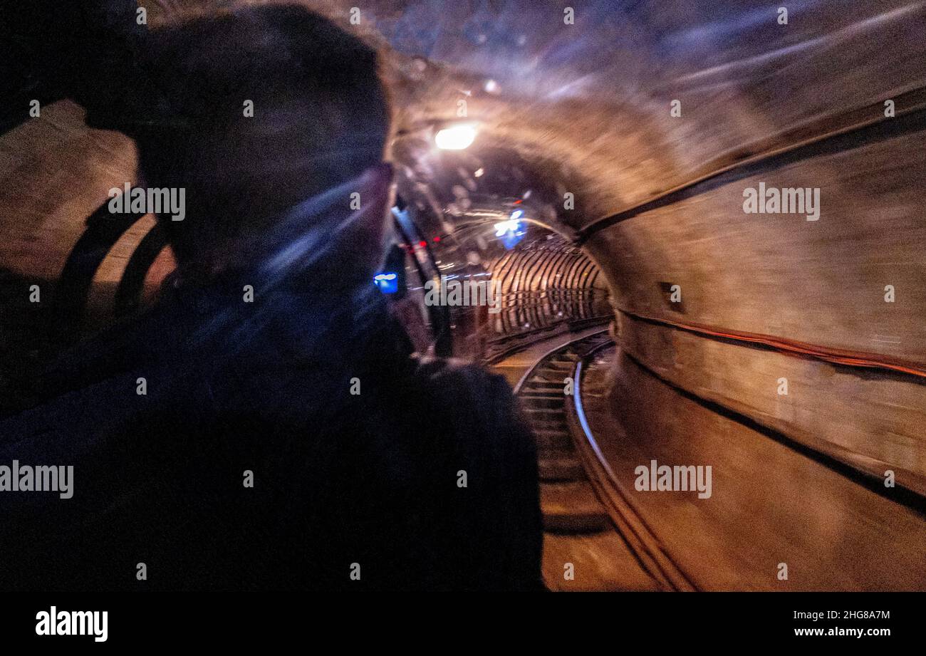 Vue sur l'un des nombreux tunnels ferroviaires souterrains dans lesquels les trains emmenaient des passagers et des marchandises pendant la guerre. Banque D'Images