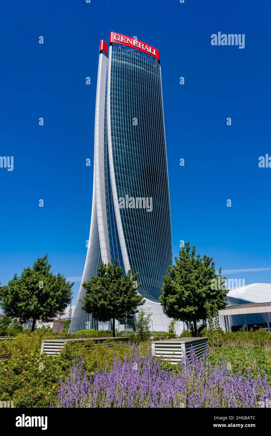 Tour Generali, lo Storto, la Torre Hadid, Torre Generali, l'un des gratte-ciels modernes du quartier Porta Nuovo, vu de l'arrière d'un parc. Banque D'Images