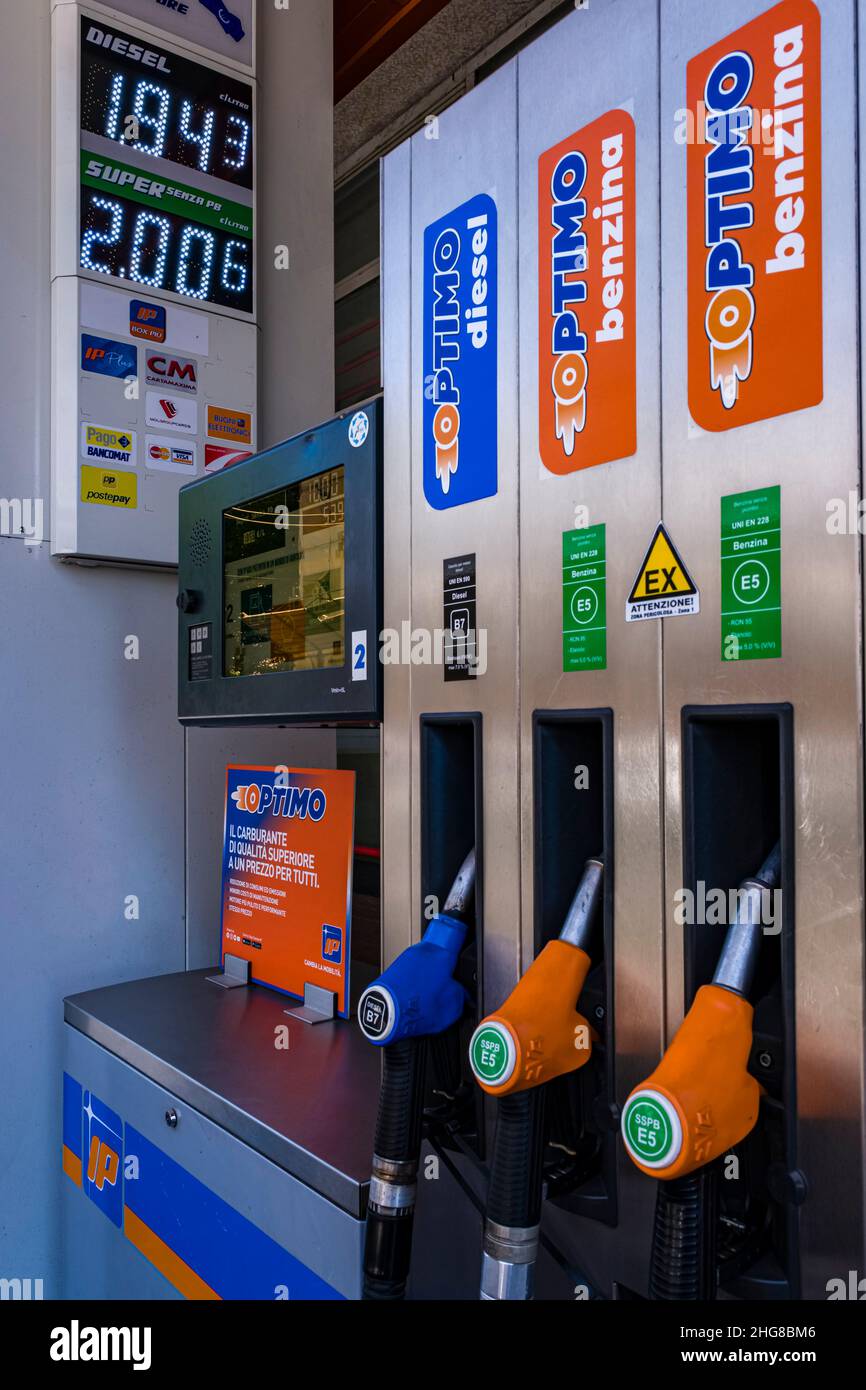 Une pompe à essence dans une station-service affiche des prix très élevés pour l'essence et le diesel. Banque D'Images