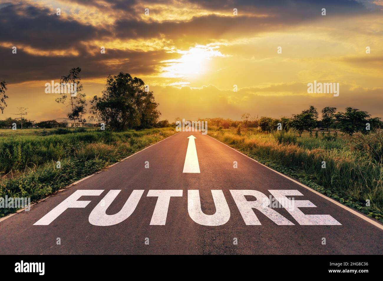 Texte futur sur le concept de route routière pour la planification et le défi ou le cheminement de carrière, stratégie d'affaires en arrière-plan de coucher de soleil. Banque D'Images